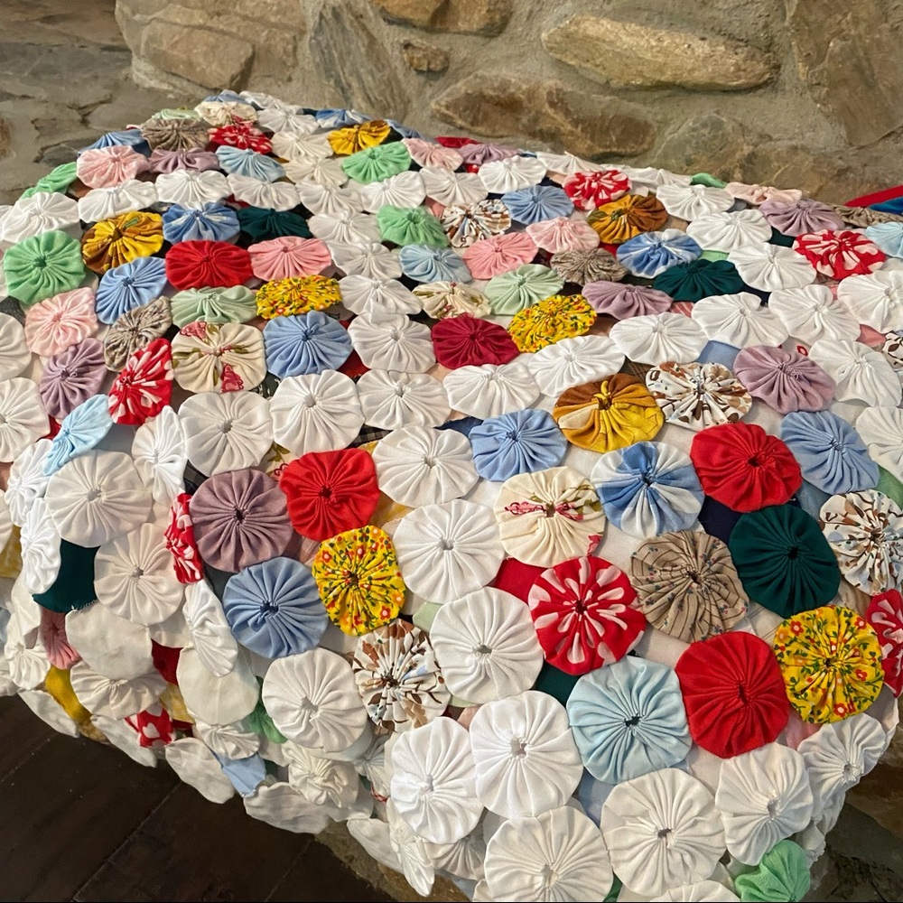 ‼️SOLD‼️Vintage One of a Kind Handmade Yo-Yo Coverlet - Picture 7 of 11